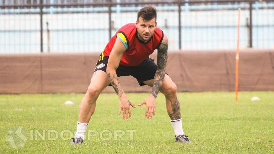 Gelandang Arema Cronus, Nicholas Andrew Kalmar. - INDOSPORT